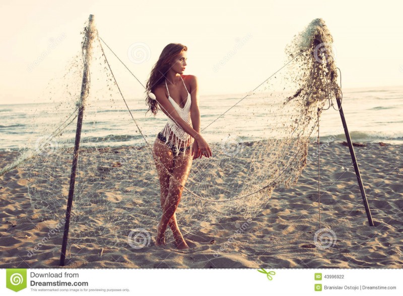 femme-et-filet-de-pêche-43996922.jpg