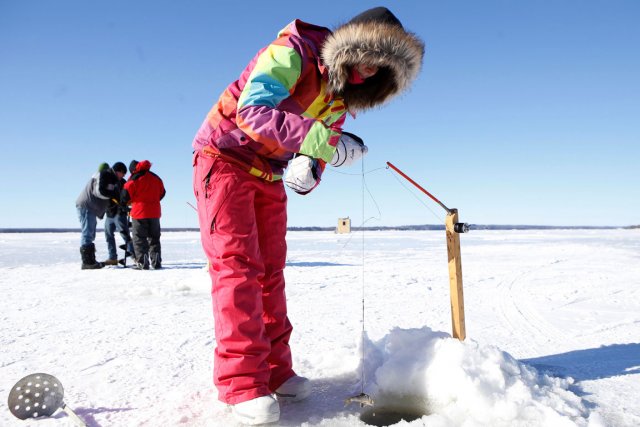 649957-pecheurs-glace-entretiennent-leur-trou.jpg