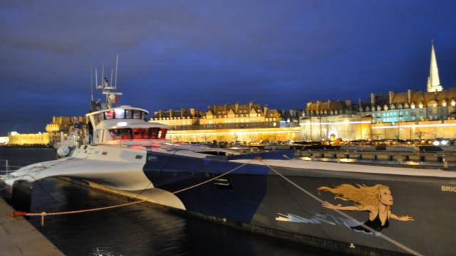 un-navire-de-long-sea-shepherd-se-visite-dans-le-port.jpg